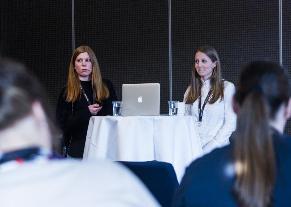 Eva Akerbæk og Mina Liavik Karlsen holder foredrag