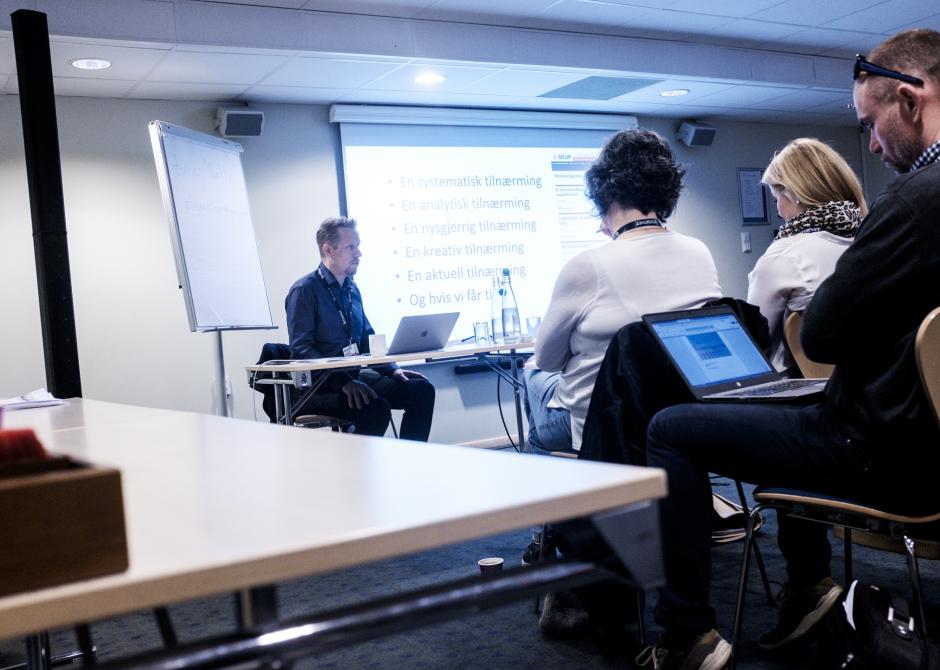 Kristoffer Egeberg, journalist og redaktør for nettstedet Faktisk.no viser Skup-deltakerne hvordan de kan grave i hverdagen. 