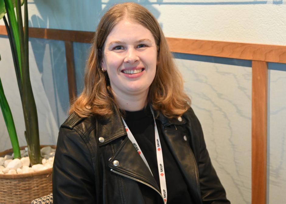 En kvinne som smiler