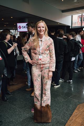 Eva Jung i en blomstrete drakt.