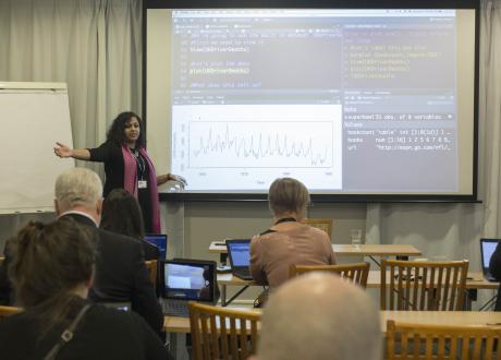 Sandhya Kambhampati foreleser om «R» på SKUP 2018