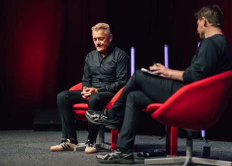 To menn på en scene