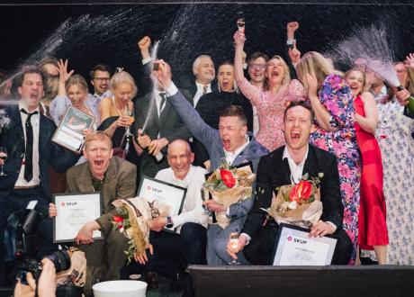 En gruppe mennesker som jubler