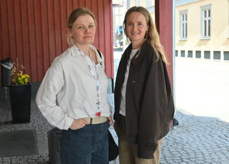 Kjersti Nipen (t.v.) og Eline Johnsen Helledal i Graveredaksjonen sørøst i NRK