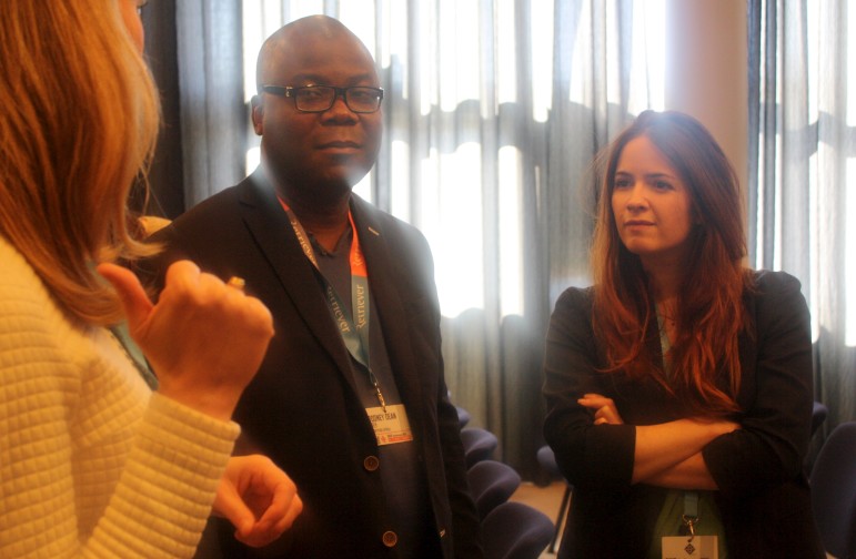 Rodney Dean Sieh og Kate Thomas fortalte om hvordan de på hver sin måte dekket ebola-krisen. Foto: Lovise Ingeborg Gangnes